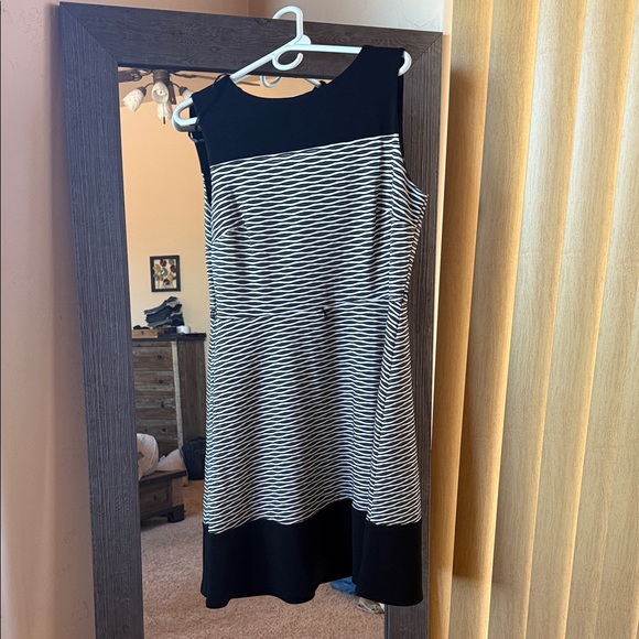 Roz & Ali Dresses & Skirts - Roz & Ali Black and White Patterned midi Dress